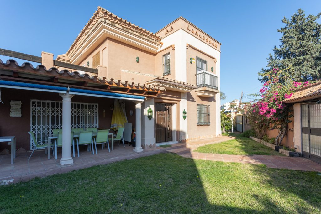 Villa for Sale in Las Petunias, San Pedro de Alcántara – Excellent Investment Opportunity