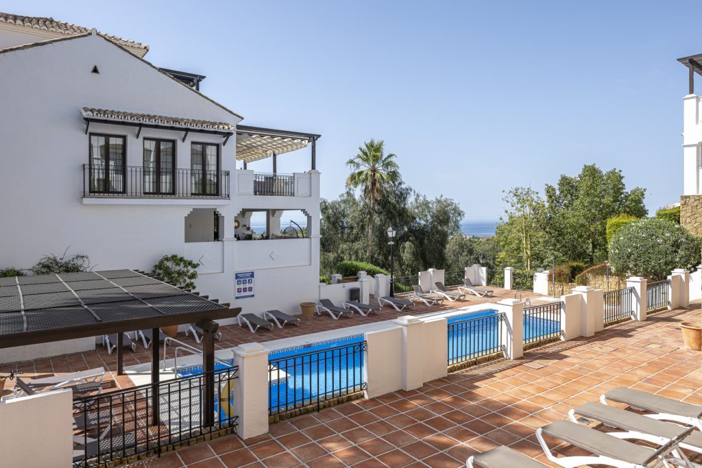 Immaculate South-facing triplex ligger i ett gated community i Altos de Los Monteros, East Marbella