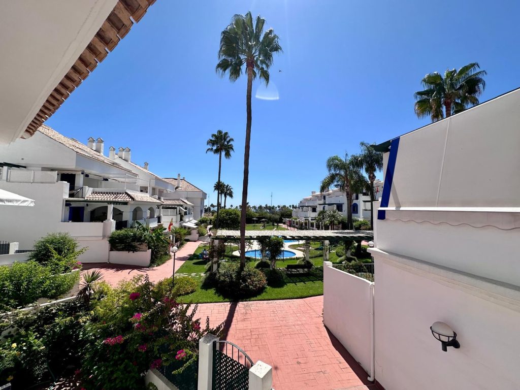 Magnificent apartment for sale in one of the best areas of San Pedro de Alcantara (Marbella). Nueva Alcantara, on the beachfront and of course with wonderful sea views and a pool. (SV)