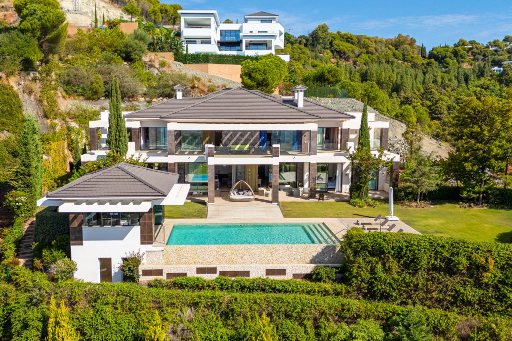 Stylish and modern luxury villa with panoramic sea views in La  Reserva del Alcuzcuz, Benahavis