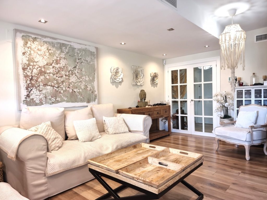 This stylish home has been completely renovated to the highest standards using premium materials and finishes. (SV)