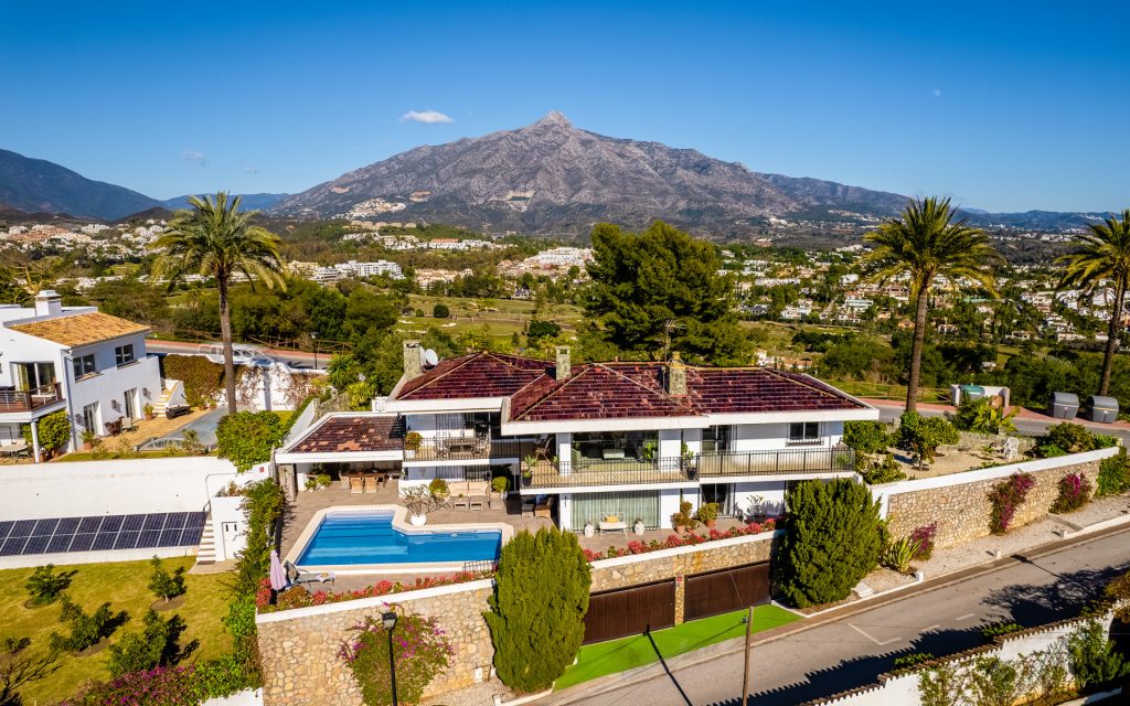 Fantastic villa with panoramic sea views walking distance to amenities in Nueva Andalucia