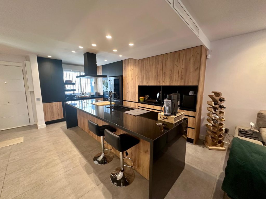 MODERN GROUND FLOOR APARTMENT – COMPLETELY RENOVATED AND WITH PRIVATE POOL.