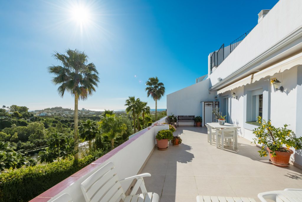 First floor apartment at street level with sea views from the terrace in La Quinta